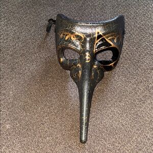 Venetian Crackle Long Nose Masquerade Mask - Black & Gold Unisex